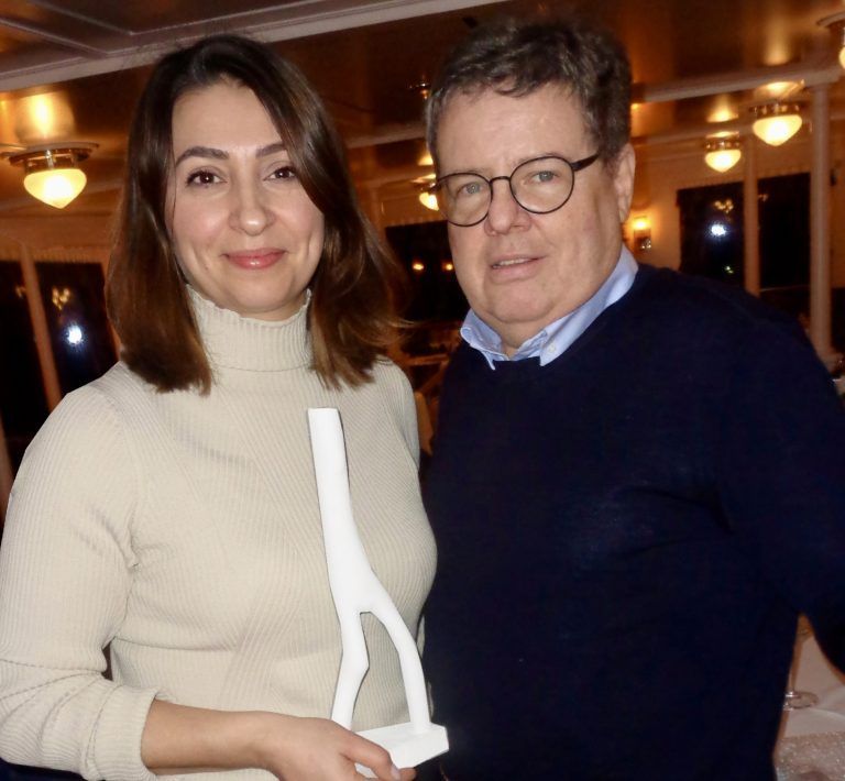 Originelles Einstandsgeschenk für die designierte HSB-Geschäftsführerin Havva Dogan: Markus Flatz überreichte eine Miniversion der „Ready Maid“.