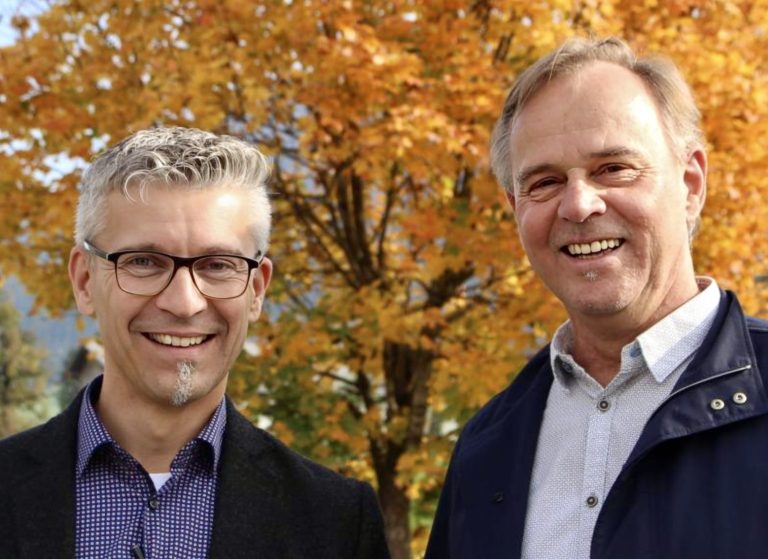 WSH-Geschäftsführer Thomas Schöpf (l.) und Günter Morscher haben gut lachen, die seit vielen Jahren bestehende Partnerschaft bietet in Mellau einmal mehr die ganze Palette von Wohnungsformen: Eigentum, Miete und Mietkauf.