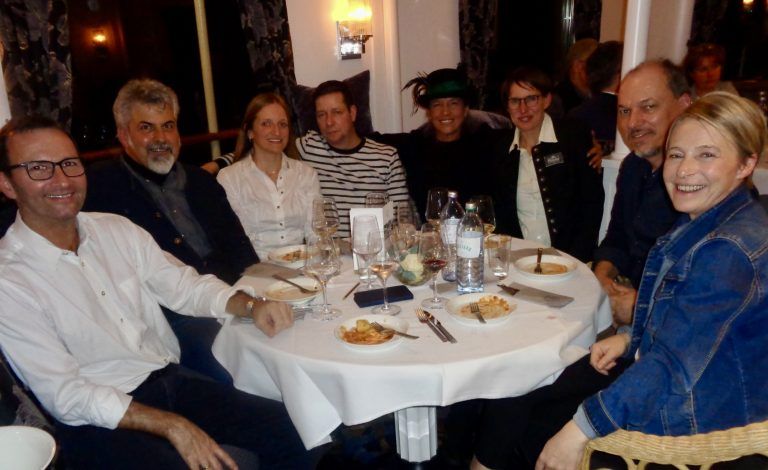 Beste Stimmung beim Pfänderbahn-Team „samt Gästen“. V. l.: Betriebsleiter Raimund Kreuter, Kapitän Robert Kössler, Corinna Seiter, Phillip Nachbaur, Sandy Pfeiffer, Birke Nussbaumer, Gerd Nachbaur und Sonja Beifuss.
