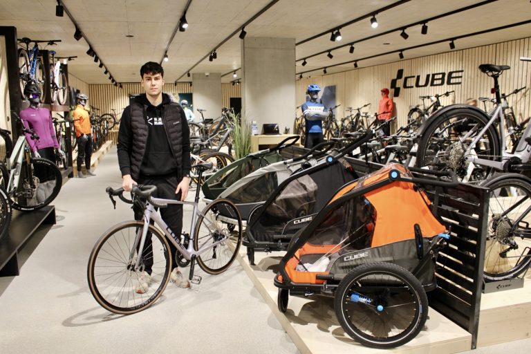Im Schauraum zeigt Marco Feurstein die Riesenauswahl vom Kinderfahrrad über Kiki und E-Bikes bis zum Profi-Rennrad.