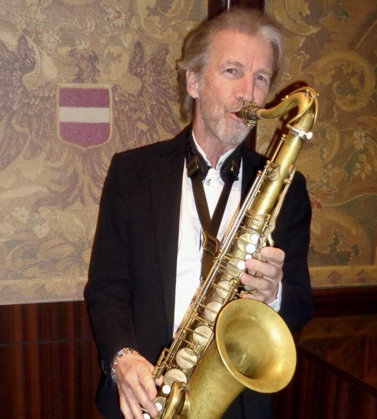Tony Heidegger begleitete den Eröffnungsabend musikalisch.