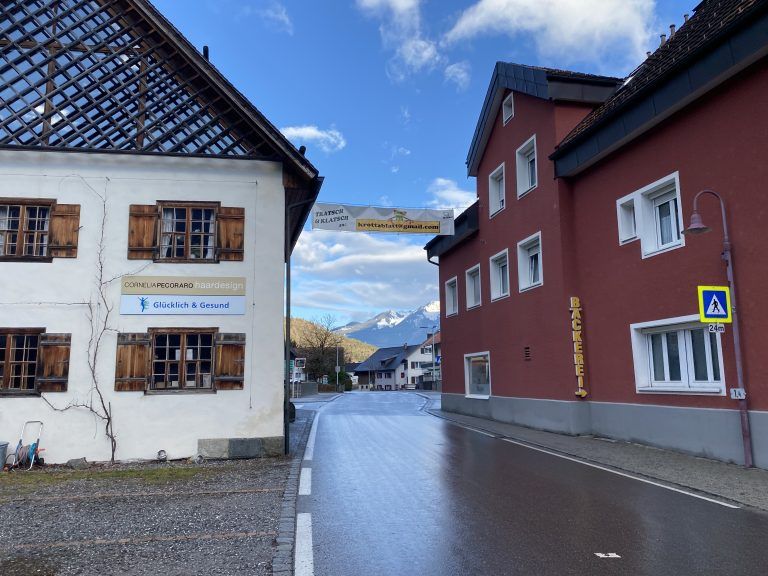 Im Bürser Ortszentrum ist es für die Autofahrer von der Bebauung her eng.
