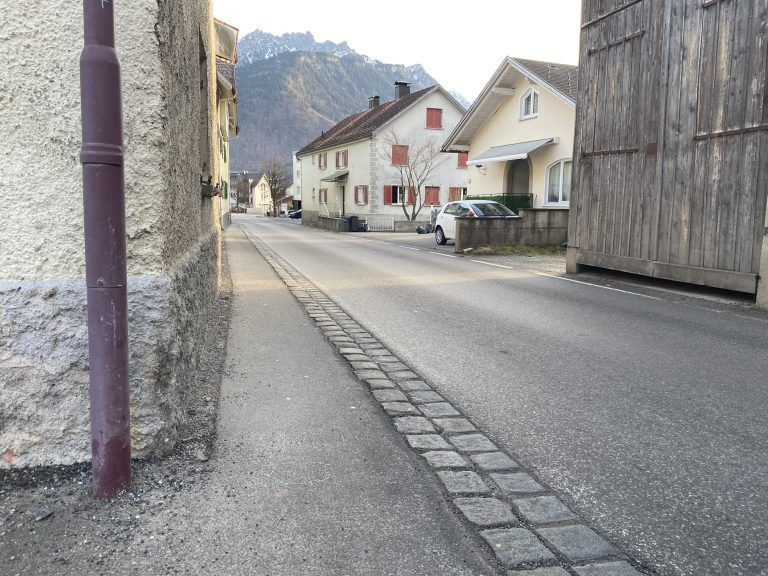 Karl-Heinz Dobler, Bürs, Anrainer der Hauptstraße, Verkehr, Verkehrssicherheit, Geschwindigkeitsreduktion, Gehsteig, Engstelle
