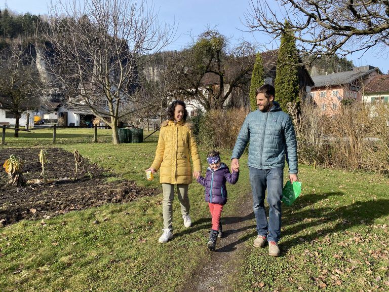 Steffi und Thomas Konzett, mit Tochter Maya. Stiglaweg in Bürs