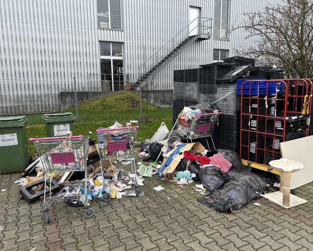 Nach Billa-Schließung: Illegale Mülldeponie auf dem Parkplatz