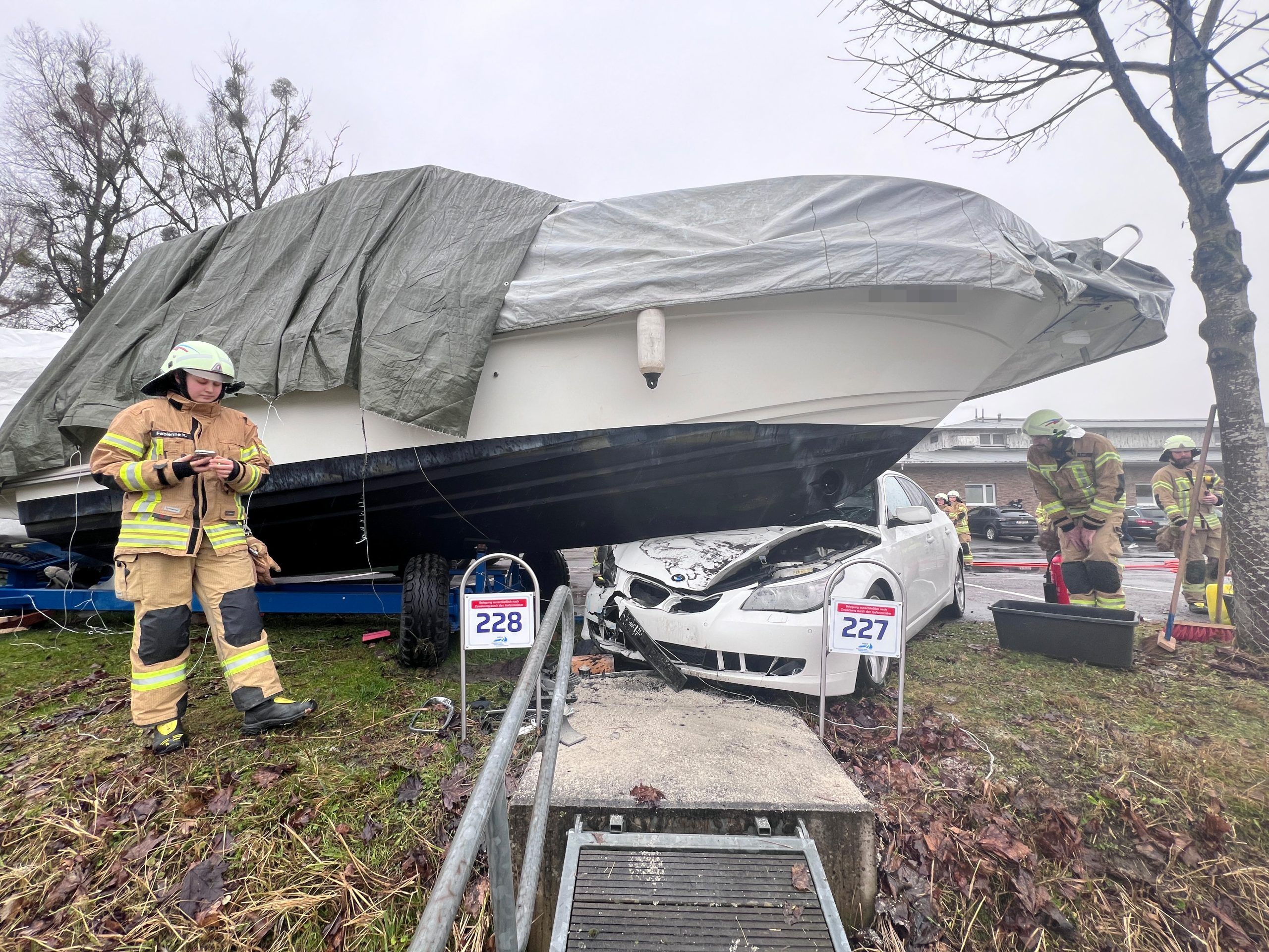 Video vom Unfall: Auto rammt Boot in Hard