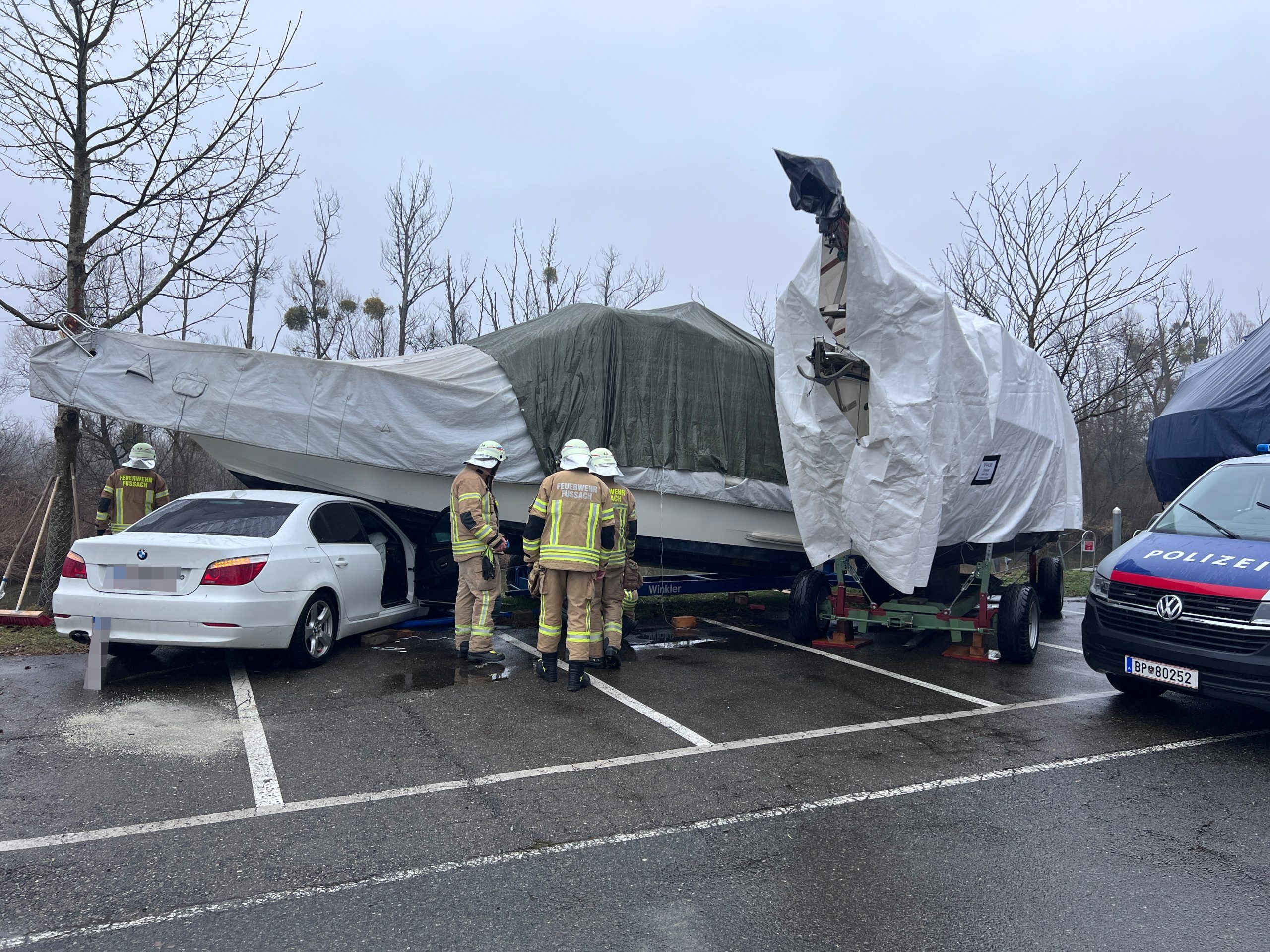 Video vom Unfall: Auto rammt Boot in Hard