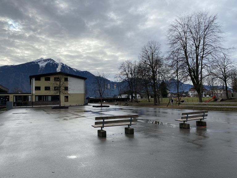Für den neuen Kindercampus braucht es Ausweichcontainer, die aber nicht auf dem Schulhof aufgestellt werden, sondern auf der Wiese vor dem Pfarrheim.<span class="copyright">VN/JUN</span>