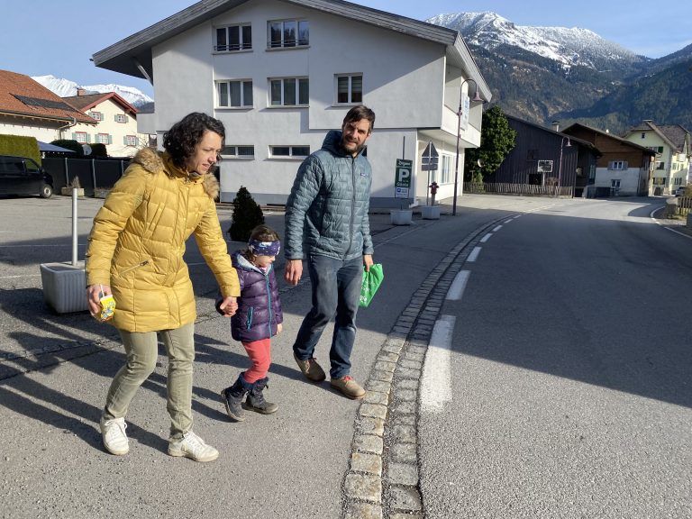 Steffi und Thomas Konzett, mit Tochter Maya. Stiglaweg in Bürs