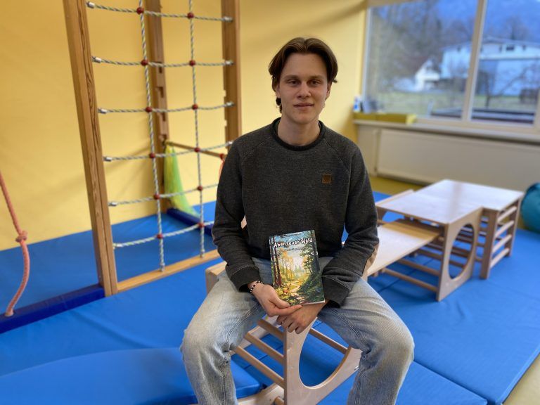 Hier hält er sein erstes Buch für Kinder in den Händen: ein Ausmalbuch mit 30 Waldmotiven. <span class="copyright">VN/JUN</span>