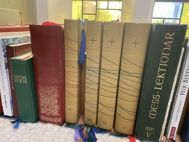 Die Gebets- und Bibelbücher in Reih und Glied. Momentan befinden wir uns im zweiten Lesejahr, deshalb wird das Buch mit der römischen Ziffer 2 verwendet.