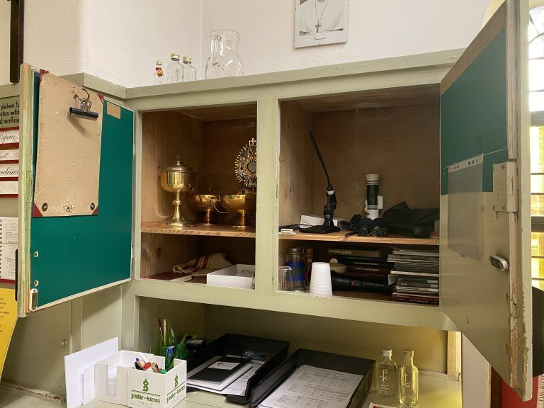 In diesem Schrank stehen die Kelche.