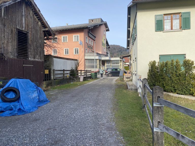 Steffi und Thomas Konzett, mit Tochter Maya. Stiglaweg in Bürs