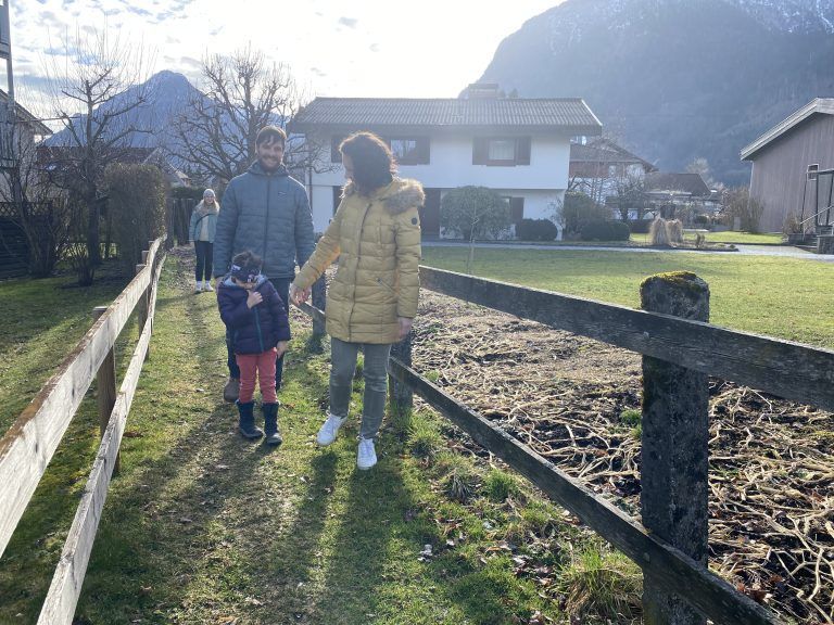 Steffi und Thomas Konzett, mit Tochter Maya. Stiglaweg in Bürs