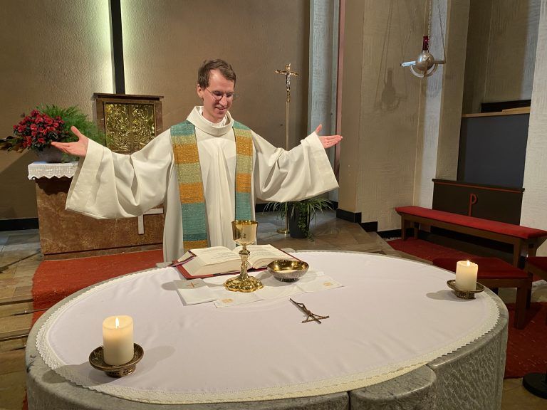 Was ein Priester gegen die Kälte in der Kirche macht? "Eine Heizjacke, ohne Ärmel und Kragen, anziehen", sagt Jakob Geier.