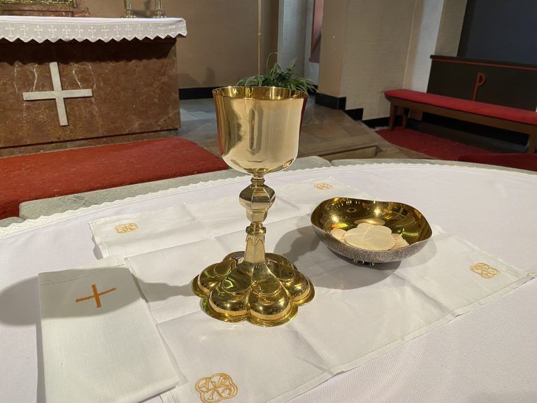 Dieses braucht er für die Eucharistie.