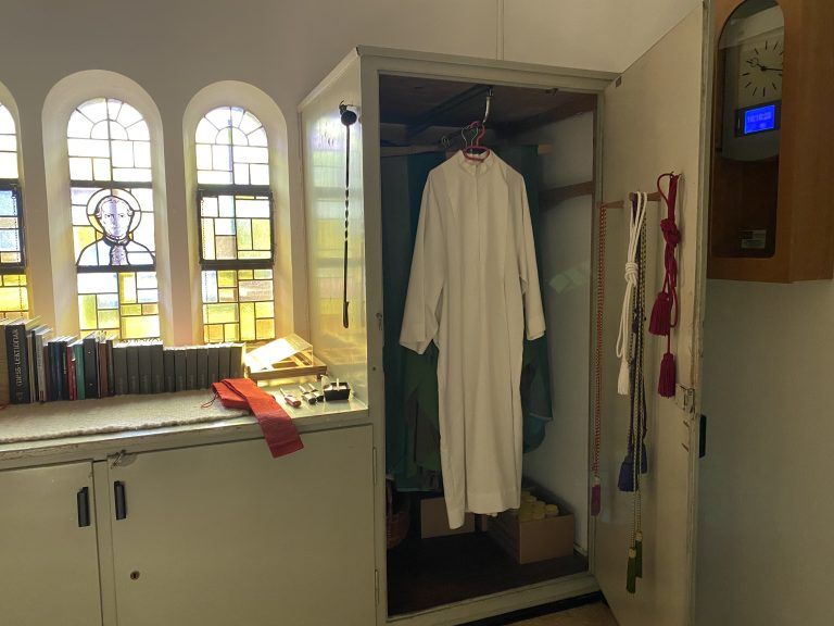 Das Gewand hängt im Schrank, bereit zur Entnahme.