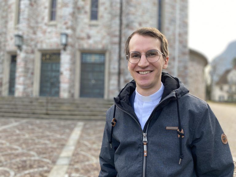 Der 28-Jährige hält am Wochenende die Gottesdienste in der Heilig Kreuz-Kirche ab.