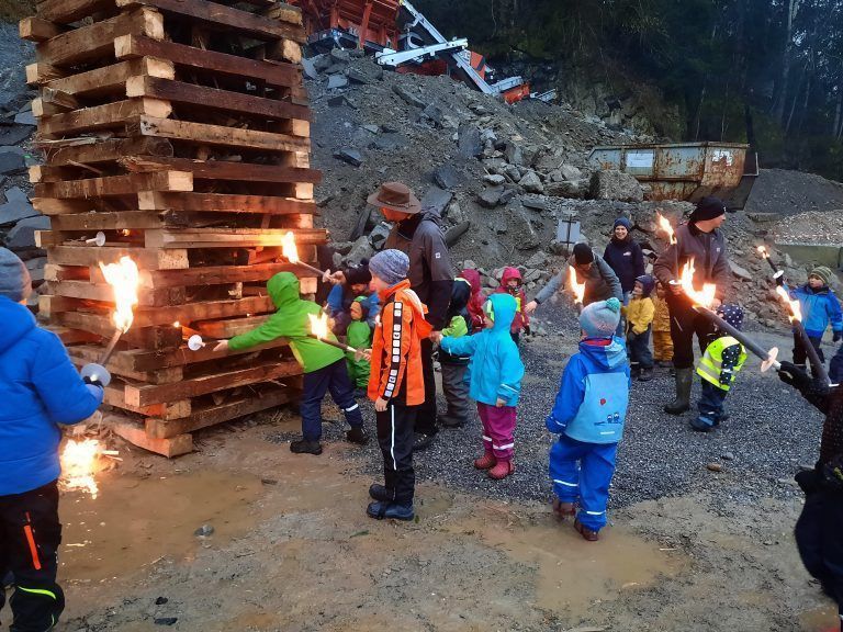 Die Kinder durften mit ihren Fackeln den kleinen Funken selbst entzünden.