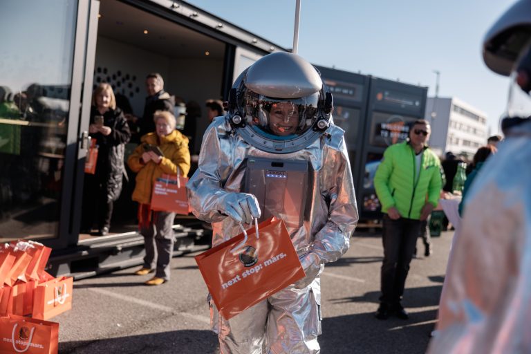 Die Analog-Astronautin Carmen Köhler stand den Besuchern für Fotos und Fragen bereit. <span class="copyright">ÖWF / vog.photo</span>
