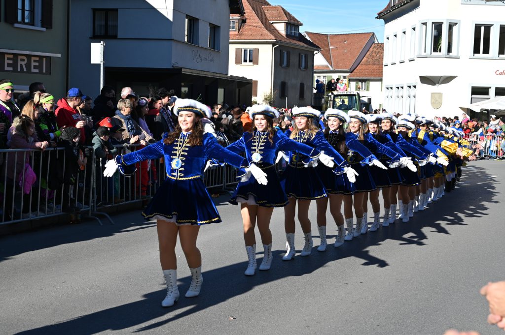 Knallbunter Kinderfasnatumzug in Hard
