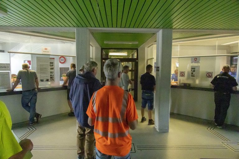 Vor dem Schalter beim Zollamt stehen die Lkw-Fahrer an. Sie warten auf den sogenannten Laufzettel für den Grenzübertritt.
