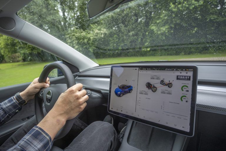 Blick in den von Obrist umgebauten Tesla, mit dem die Technologie ausführlich getestet wurde. <span class="copyright">VN/Paulitsch</span>