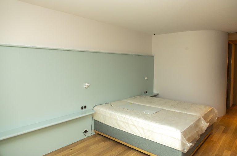 ... die Zimmer zum Kornmarktplatz türkis gehalten.