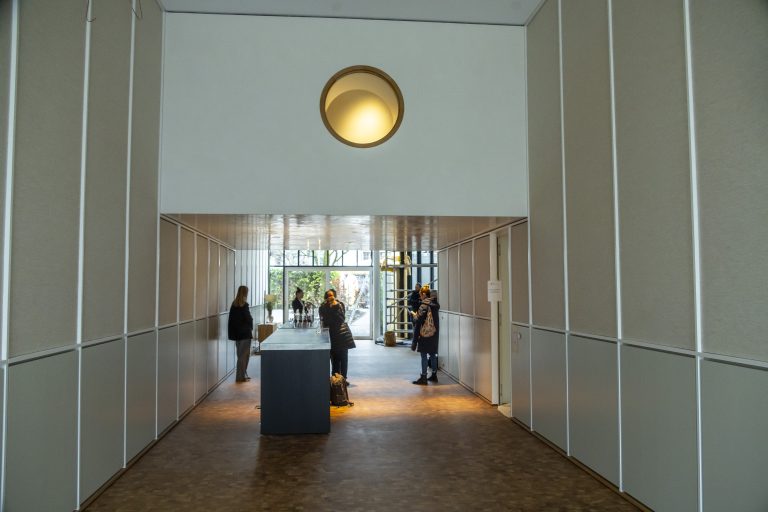 Ein Blick in den Salon und den Innenhof.
