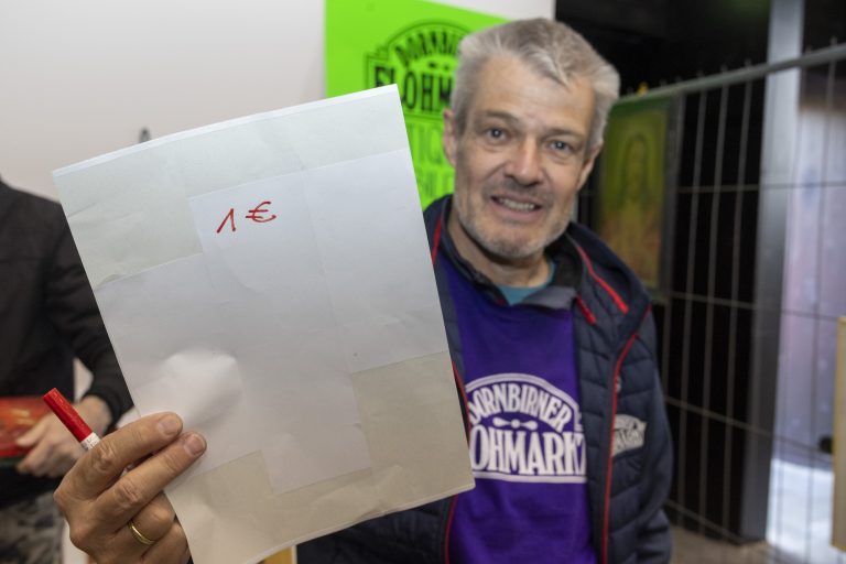 Landessanitätsdirektor Wolfgang Grabher stellte sich wie viele andere Persönlichkeiten in den Dienst der guten Sache. Am Ende gab's auch bei ihm absolute Schnäppchenpreise.