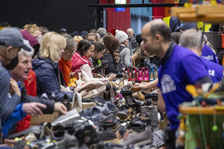 Die Massen auf Schnäppchenjagd in den Dornbirner Messehallen. Rund 35.000 Besucher zog der große Flohmarkt an.