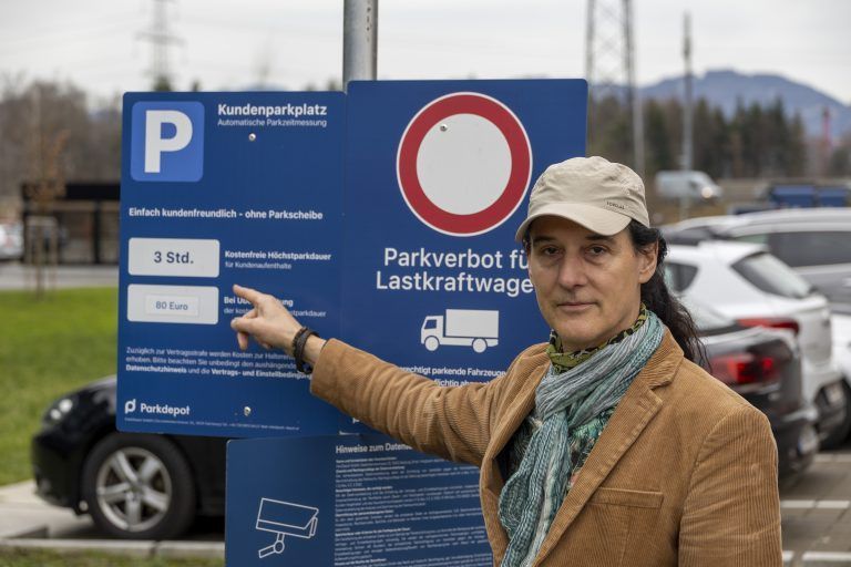 Am Rand des Parkplatzes befinden sich Schilder, die andere Bereiche des Emspark betreffen. Dort wird erst nach drei Stunden gestraft. <span class="copyright">VN/Paulitsch</span>