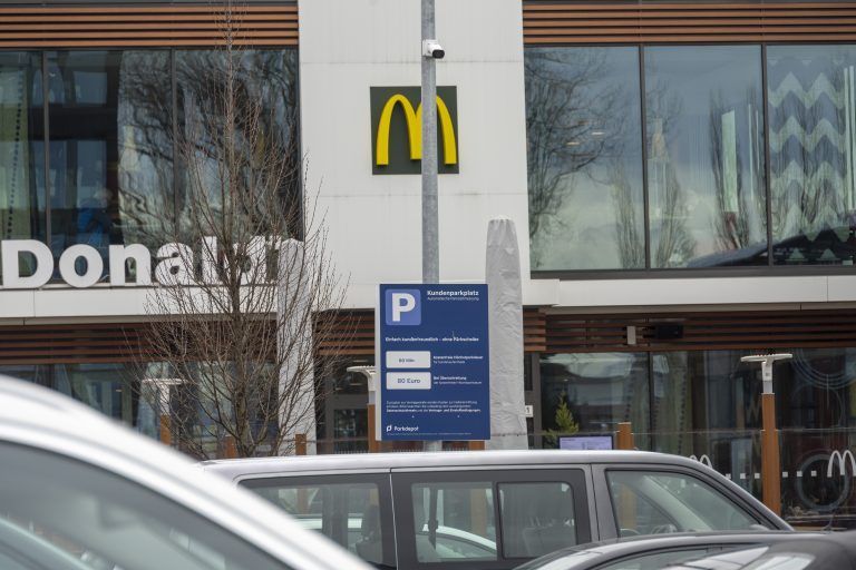Parkplatz-Abzocke bei Mc Donalds Treffen uns mit einem Kunden, der eine hohe Strafe erhielt, weil er zu lange im Restaurant war