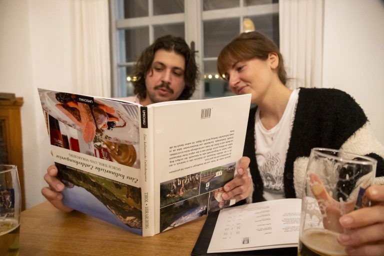 Piefke und Fatso“ starten mit ihrem Instagram-Account durch, sie testen Take-Away-Restaurants. <span class="copyright">VN/Paulitsch </span>