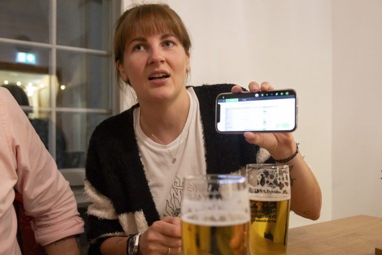 Heike übernimmt das Ruder in Sachen Organisation. „Typisch Deutsch eben“, sagt sie. <span class="copyright">VN/Paulitsch </span>