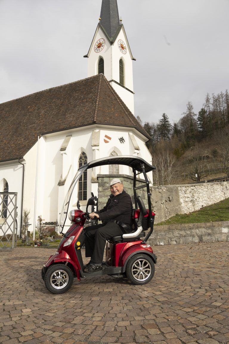 Rainer Knünz vor der Pfarrkirche St. Martin in Röthis. Hier arbeitete er als Kirchendiener.