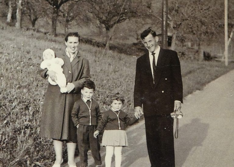 Das Ehepaar Ida und Rainer Knünz mit seinen Kindern Gebhard, Rita und Martin.