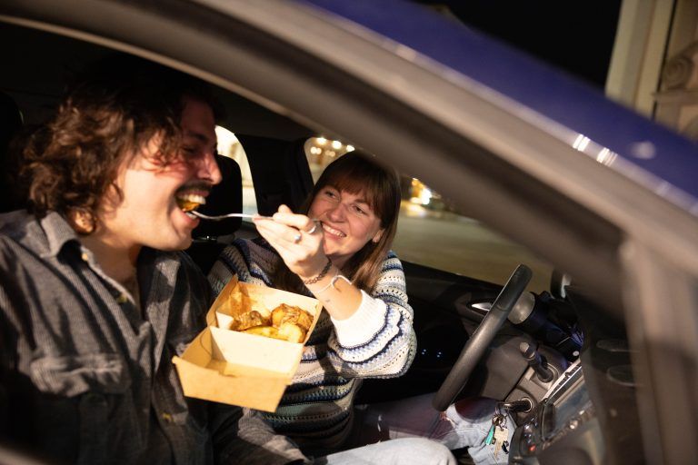 Nach fast zwei Monaten Fast-Food-Marathon und 60 veröffentlichten Videos freuen sich „Piefke und Fatso“ nun auf eine kulinarische Abwechslung. <span class="copyright">VN/Hartinger </span>