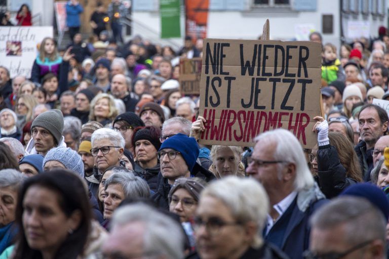 Demonstration für Menschenrechte und Demokratie am Dornbirner Marktplatz.<span class="copyright"> VN/Paulitsch</span>