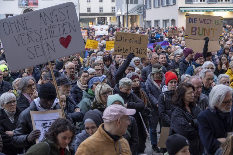 Demonstration für Menschenrechte und Demokratie am Dornbirner Marktplatz.<span class="copyright"> VN/Paulitsch</span>