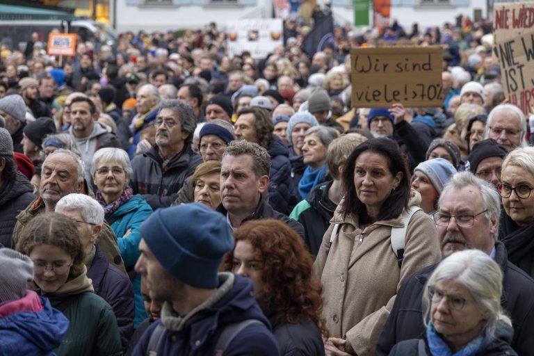 Demonstration für Menschenrechte und Demokratie am Dornbirner Marktplatz.<span class="copyright"> VN/Paulitsch</span>