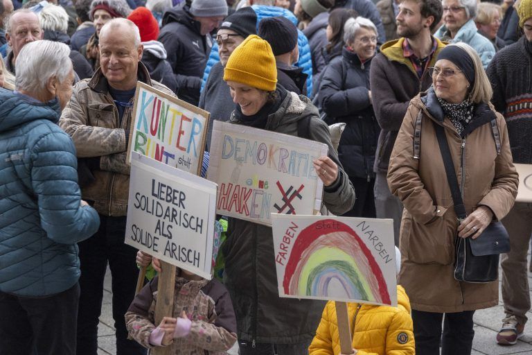 Demonstration für Menschenrechte und Demokratie am Dornbirner Marktplatz.<span class="copyright"> VN/Paulitsch</span>