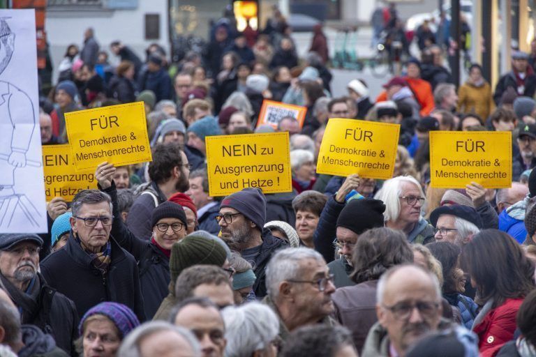 Demonstration für Menschenrechte und Demokratie am Dornbirner Marktplatz.<span class="copyright"> VN/Paulitsch</span>