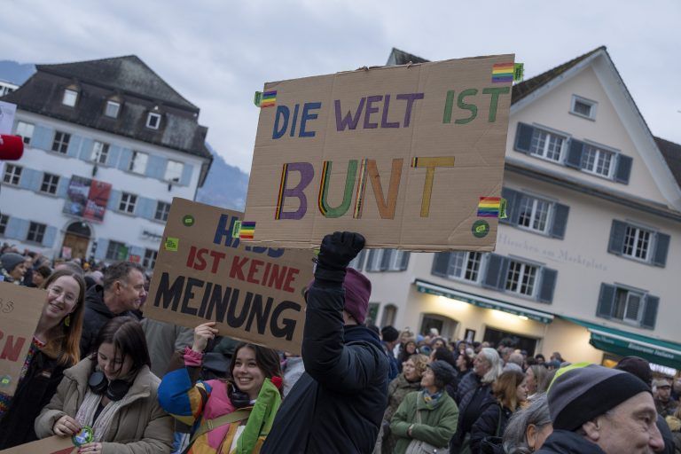 Demonstration für Menschenrechte und Demokratie am Dornbirner Marktplatz.<span class="copyright"> VN/Paulitsch</span>
