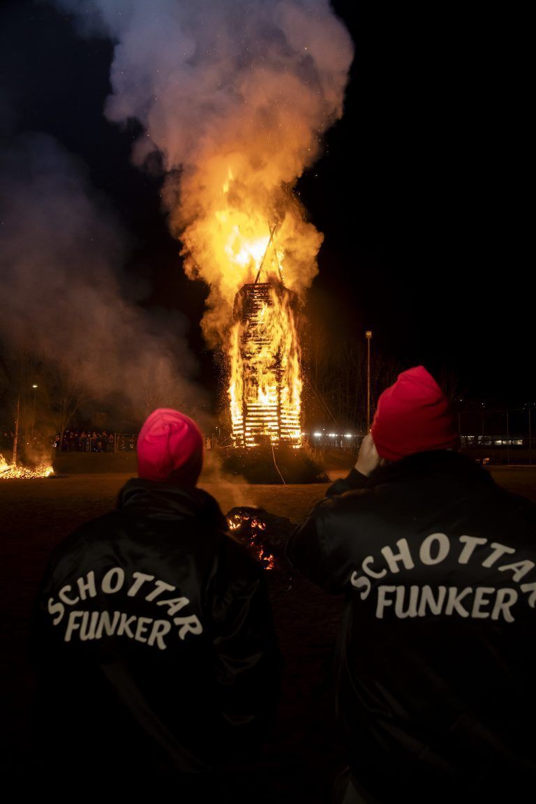 Um kurz vor 20 Uhr loderte eine meterhohes Feuer über Haselstauden. <span class="copyright">VN/Paulitsch</span>