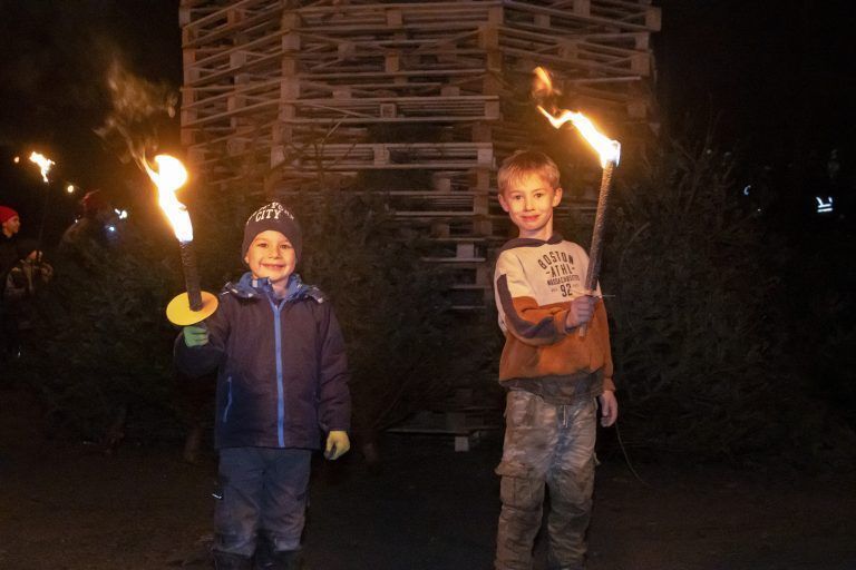 Beim Entzünden des Kinderfunkens übte sich bereits der Nachwuchs. <span class="copyright">VN/Paulitsch</span>