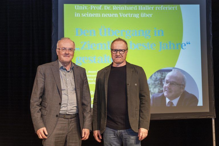 Seelenkenner Reinhard Haller mit Peter Weißkopf, Geschäftsführer des Vereins „Lebensraum Bregenz". Dort gab es eine ganze Serie von Veranstaltungen zum Thema Pensionsantritt. <br> <span class="copyright">VN/Paulitsch</span>