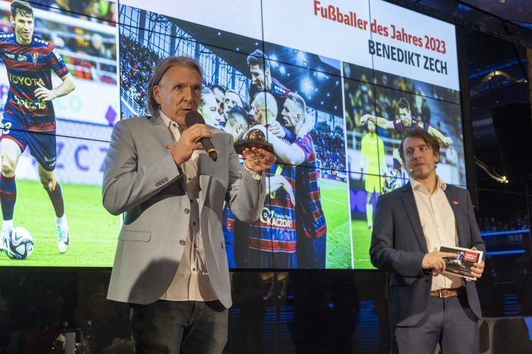 Manager Mario Weger übernahm die Trophäe für seinen Schützling Benedikt Zech. <span class="copyright">Paulitsch</span>