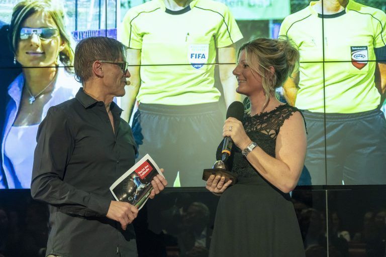 Der Ehrenpreis ging an Ex-FIFA-Schiedsrichterin Cindy Müller. <span class="copyright">Paulitsch</span>