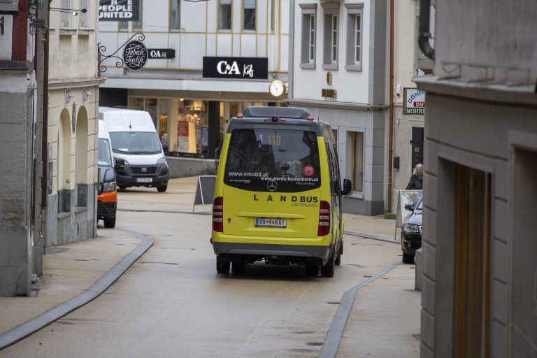 Rasende Radfahrer und E-Scooter in der Kirchstraße Wir treffen uns an der Ecke Schlossbergstraße/Thalbachgasse mit Anrainern Herbert Kristavcnik und Günther Vogel